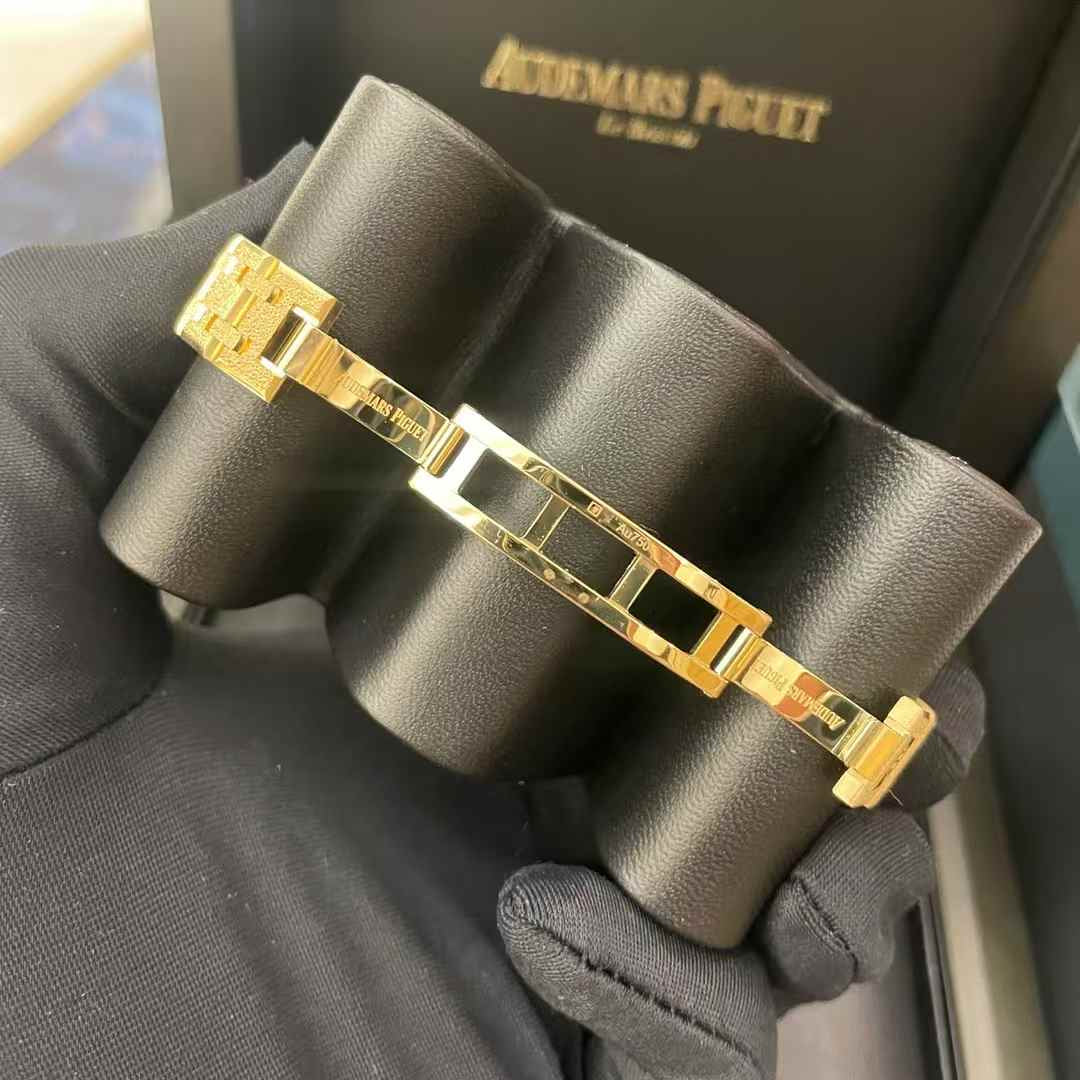 Audemars Piguet Royal Oak 67630BA.GG.1312BA.01-B quartz 18k yellow gold 2026 full set